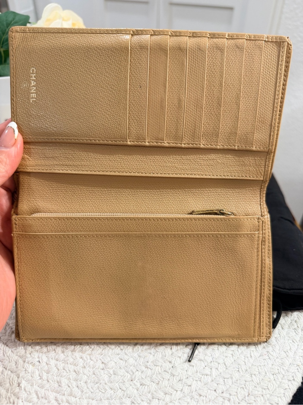 Pre- Loved CHANEL Auth CHANEL Coco Button wallet beige Leather + COA Card - Picture 7 of 16